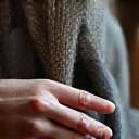 伝統的な着物を着た白髪の老婦人、優しい笑顔で織機を見つめている